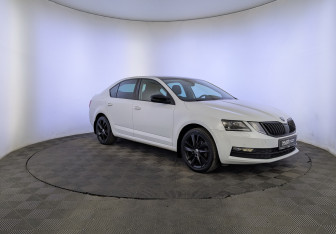 Подержанный автомобиль Skoda Octavia Liftback 2018 года (3 фото)