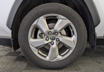 Подержанный автомобиль Toyota RAV4 2021 года (12 фото)