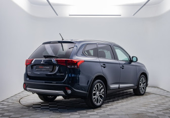 Подержанный автомобиль Mitsubishi Outlander 2016 года (5 фото)