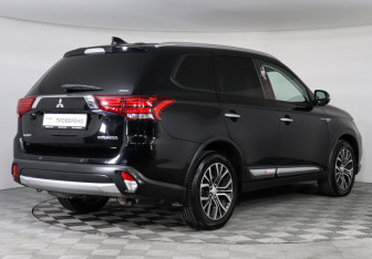 Подержанный автомобиль Mitsubishi Outlander 2018 года (5 фото)
