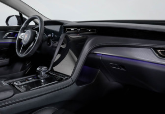 Подержанный автомобиль Hongqi H5 2024 года (9 фото)