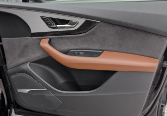 Подержанный автомобиль Audi Q7 2017 года (23 фото)