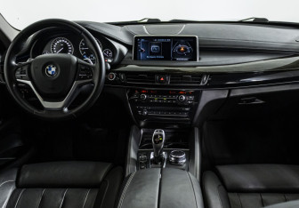 Подержанный автомобиль BMW X6 2017 года (12 фото)