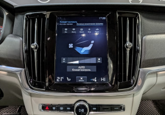 Подержанный автомобиль Volvo V90 Cross Country 2019 года (25 фото)