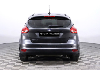 Подержанный автомобиль Ford Focus Hatchback 2018 года (6 фото)