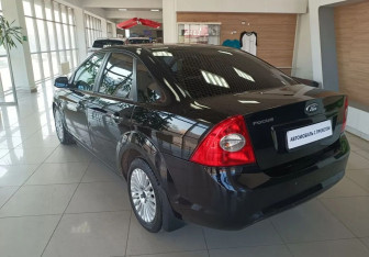 Подержанный автомобиль Ford Focus Sedan 2009 года (7 фото)