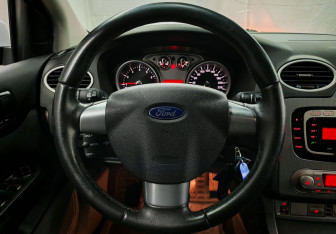 Подержанный автомобиль Ford Focus Hatchback 2010 года (12 фото)