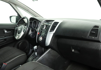 Подержанный автомобиль Kia Venga 2011 года (9 фото)