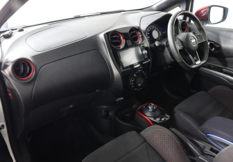 Подержанный автомобиль Nissan Note 2018 года (10 фото)