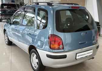 Подержанный автомобиль Toyota Corolla Spacio 1998 года (7 фото)