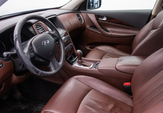 Подержанный автомобиль Infiniti EX 2011 года (10 фото)