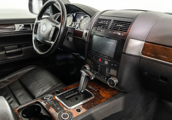 Подержанный автомобиль Volkswagen Touareg 2008 года (9 фото)