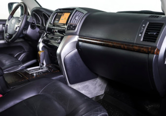 Подержанный автомобиль Toyota Land Cruiser Suv 2012 года (10 фото)
