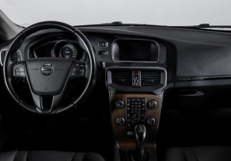 Подержанный автомобиль Volvo V40 Cross Country 2017 года (12 фото)
