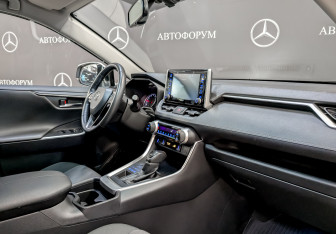 Подержанный автомобиль Toyota RAV4 2021 года (11 фото)