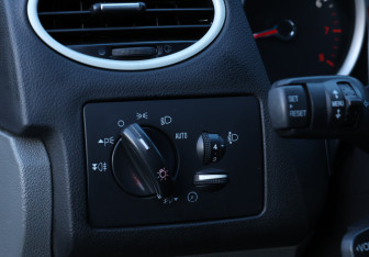 Подержанный автомобиль Ford Focus Sedan 2011 года (14 фото)