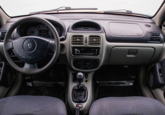 Подержанный автомобиль Renault Symbol 2006 года (13 фото)