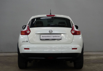 Подержанный автомобиль Nissan Juke 2011 года (6 фото)