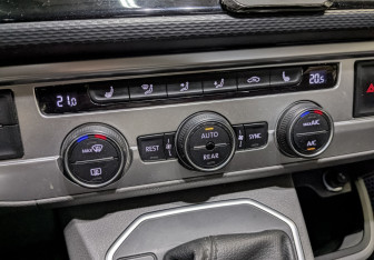 Подержанный автомобиль Volkswagen Caravelle 2020 года (20 фото)