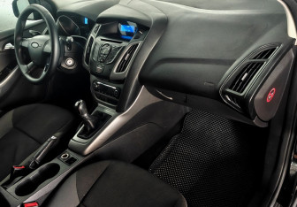 Подержанный автомобиль Ford Focus Hatchback 2012 года (9 фото)