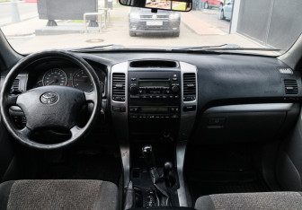 Подержанный автомобиль Toyota Land Cruiser Prado 2004 года (10 фото)