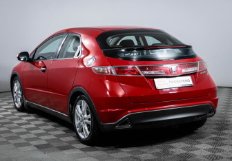 Подержанный автомобиль Honda Civic Hatchback 2011 года (7 фото)