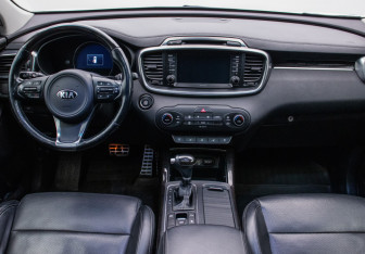 Подержанный автомобиль Kia Sorento 2017 года (14 фото)