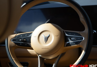 Подержанный автомобиль Voyah Dream 2023 года (19 фото)