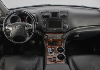 Подержанный автомобиль Toyota Highlander 2011 года (14 фото)