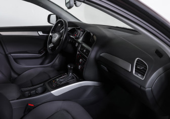 Подержанный автомобиль Audi A4 Sedan 2014 года (10 фото)