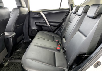 Подержанный автомобиль Toyota RAV4 2015 года (13 фото)