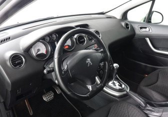 Подержанный автомобиль Peugeot 308 Hatchback 2011 года (5 фото)