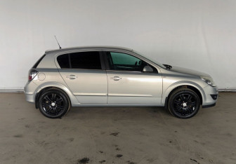 Подержанный автомобиль Opel Astra Hatchback 2007 года (8 фото)