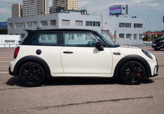 Подержанный автомобиль MINI Hatch 2021 года (4 фото)