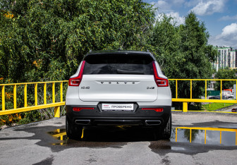 Подержанный автомобиль Volvo XC40 2019 года (6 фото)