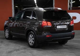 Подержанный автомобиль Kia Sorento 2012 года (7 фото)