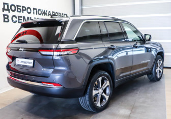 Подержанный автомобиль Jeep Grand Cherokee 2023 года (4 фото)