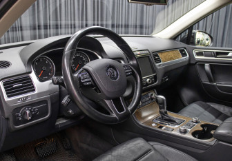 Подержанный автомобиль Volkswagen Touareg 2015 года (16 фото)