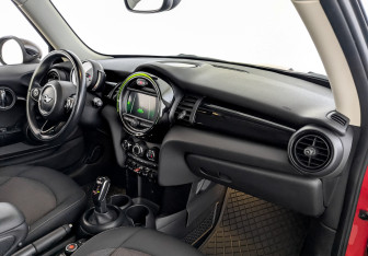 Подержанный автомобиль MINI Hatch 2018 года (11 фото)