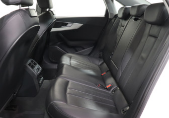 Подержанный автомобиль Audi A4 Sedan 2019 года (10 фото)
