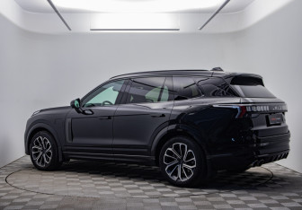 Подержанный автомобиль Lynk&Co 09 2022 года (7 фото)