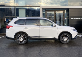 Подержанный автомобиль Mitsubishi Outlander 2018 года (4 фото)