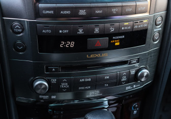 Подержанный автомобиль Lexus LX 2011 года (26 фото)