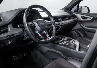 Подержанный автомобиль Audi Q7 2015 года (14 фото)