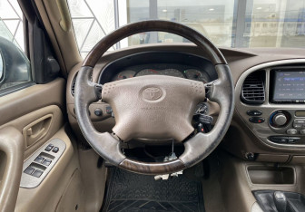 Подержанный автомобиль Toyota Sequoia 2001 года (13 фото)
