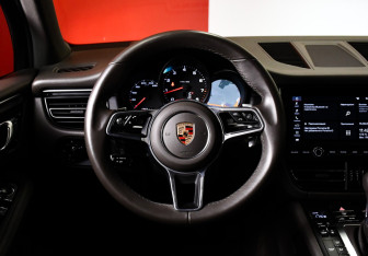Подержанный автомобиль Porsche Macan 2019 года (14 фото)