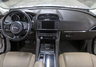 Подержанный автомобиль Jaguar F-Pace 2016 года (14 фото)