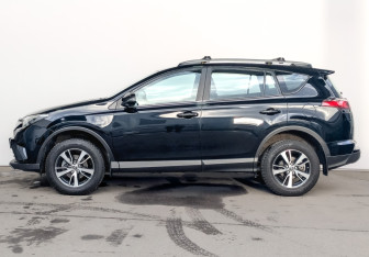 Подержанный автомобиль Toyota RAV4 2017 года (8 фото)