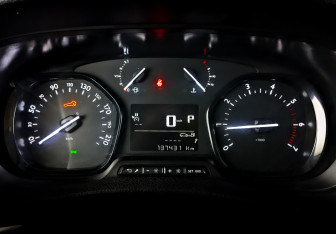 Подержанный автомобиль Peugeot Traveller 2021 года (13 фото)