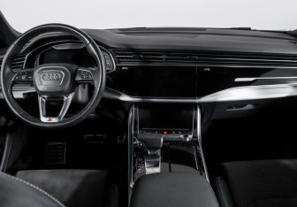 Подержанный автомобиль Audi Q8 2018 года (12 фото)